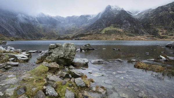 Bela imagem paisagem de inverno temperamental de Llyn Idwal e boné de neve — Fotografia de Stock