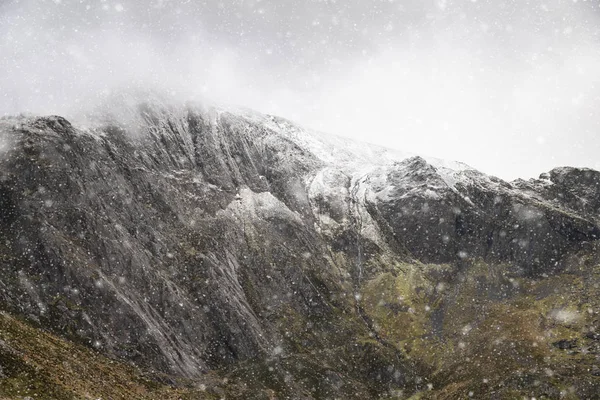 Karla kaplı Glyders dağının çarpıcı dramatik manzara görüntüsü — Stok fotoğraf