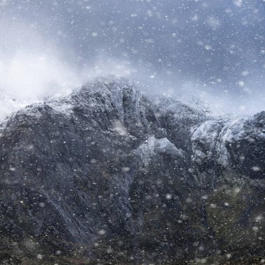 Karla kaplı Glyders dağının çarpıcı dramatik manzara görüntüsü