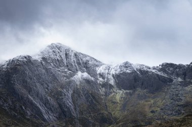 Karla kaplı Glyders dağının çarpıcı dramatik manzara görüntüsü