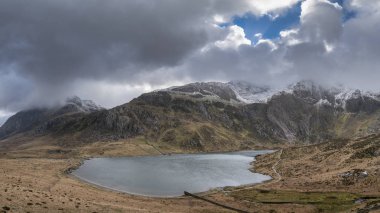 Llyn Idwal ve snowcap güzel karamsar Kış manzara görüntü