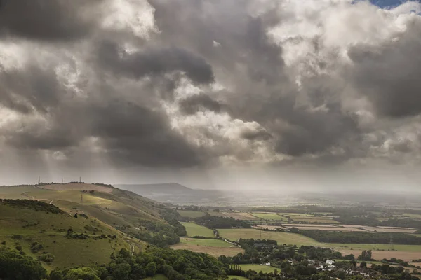 Splendida immagine del paesaggio estivo di scarpata con stor drammatico — Foto Stock