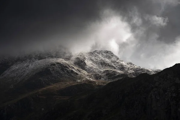 Atemberaubende launisch dramatische Winterlandschaft Bild von schneebedeckten versuchen — Stockfoto