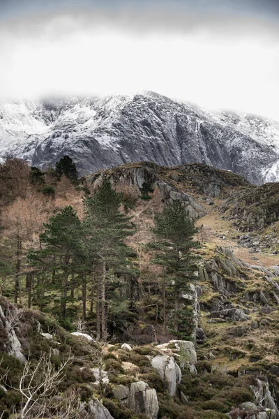 Beautiful moody landscape images of Ogwen Valley in Snowdonia du — Stock Photo, Image