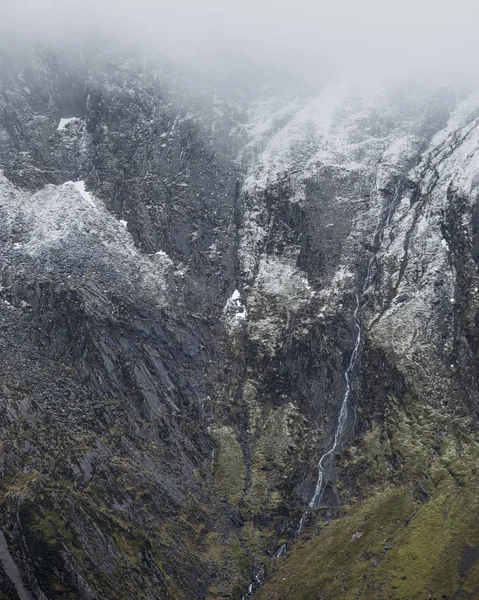 Karla kaplı Glyders dağının çarpıcı dramatik manzara görüntüsü — Stok fotoğraf