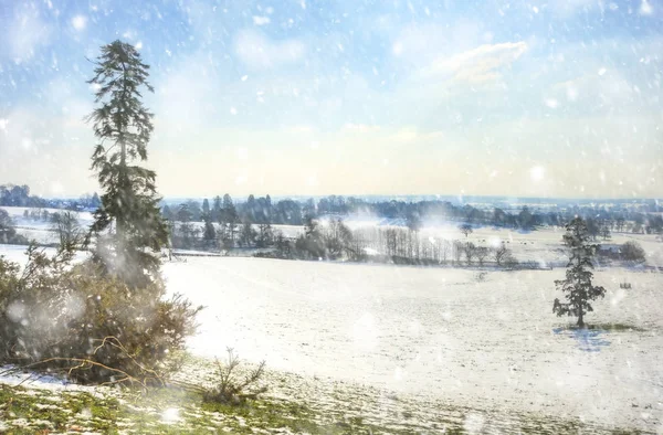 Inverno paesaggio rurale sulla giornata cielo blu brillante in hea — Foto Stock