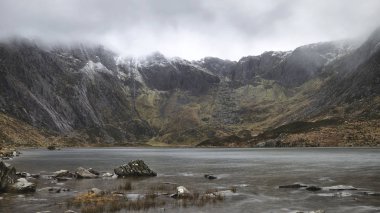 Llyn Idwal ve snowcap güzel karamsar Kış manzara görüntü