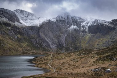 Llyn Idwal ve snowcap güzel karamsar Kış manzara görüntü