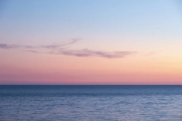 Vacker sommar landskap solnedgång bild av färgglada pulserande himmel — Stockfoto