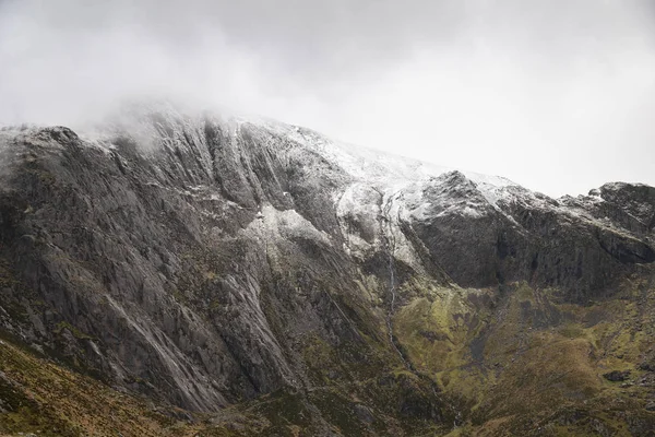 Impresionante imagen dramática del paisaje de la montaña nevada Glyders — Foto de Stock