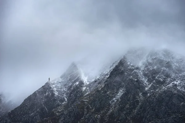 Impresionantes imágenes de paisaje detalle de la pluma nevada Yr Ole Wen mo — Foto de Stock