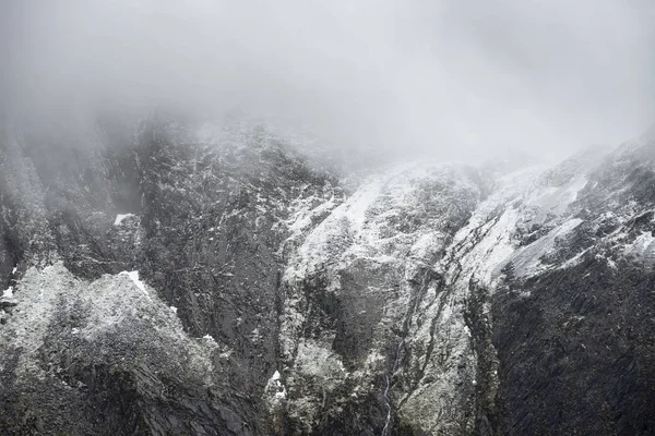 Superbe image spectaculaire du paysage de la montagne enneigée Glyders — Photo