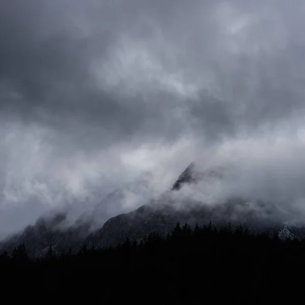 雪覆盖的笔的令人惊叹的细节景观图像 Yr Ole Wen mo — 图库照片