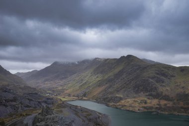 Dinorwig Kayrak Madeni ve snowcapped güzel manzara görüntü 