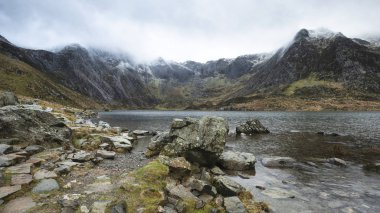 Llyn Idwal ve snowcap güzel karamsar Kış manzara görüntü