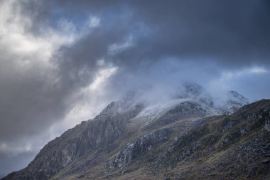 Kar kaplı çarpıcı karamsar dramatik Kış manzara görüntü Deneyin