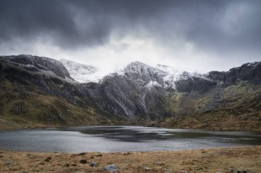 Llyn Idwal ve snowcap güzel karamsar Kış manzara görüntü