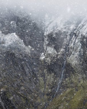 Karla kaplı Glyders dağının çarpıcı dramatik manzara görüntüsü