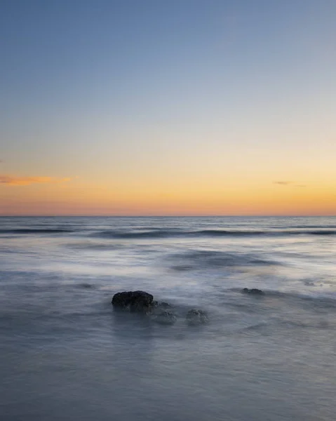 Prachtige zomer landschap zonsondergang beeld van kleurrijke levendige hemel — Stockfoto