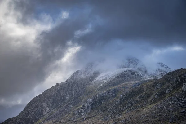 Superbe lunatique dramatique Paysage hivernal image de enneigé Essayer — Photo