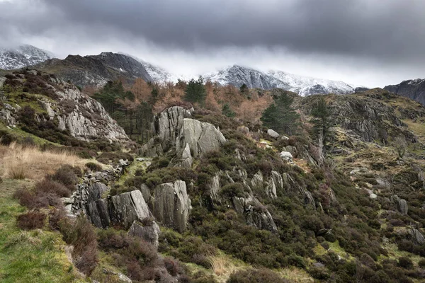 Piękne nastrojowe obrazy krajobrazowe doliny ogwen w Snowdonia du — Zdjęcie stockowe