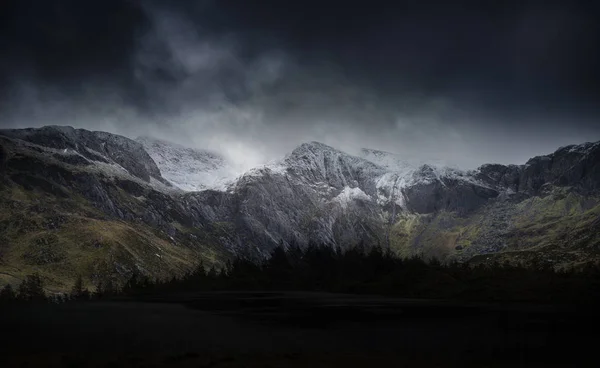 美丽的喜怒无常的冬季景观图像的LlynIdwal和雪帽 — 图库照片