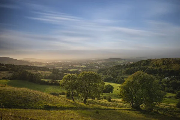 Oszałamiający obraz krajobrazu z widokiem na angielski wsi podczas — Zdjęcie stockowe