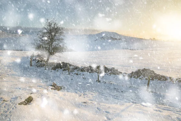 Vackra snötäckta vinterlandskap vid soluppgången i Peak Distr — Stockfoto