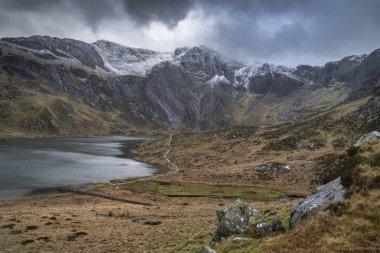 Llyn Idwal ve snowcap güzel karamsar Kış manzara görüntü