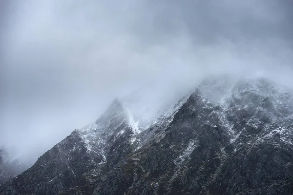 Stunning detail landscape images of snowcapped Pen Yr Ole Wen mo — Stock Photo, Image