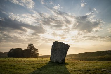 Neolitik ayakta taşlar Çarpıcı Yaz gündoğumu manzara i