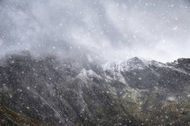 Karla kaplı Glyders dağının çarpıcı dramatik manzara görüntüsü