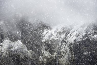 Karla kaplı Glyders dağının çarpıcı dramatik manzara görüntüsü