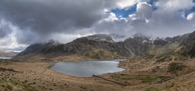 Llyn Idwal ve snowcap güzel karamsar Kış manzara görüntü