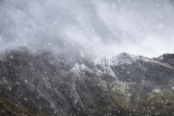 Oszałamiający obraz dramatyczny krajobraz snowcapped góry Glyders — Zdjęcie stockowe