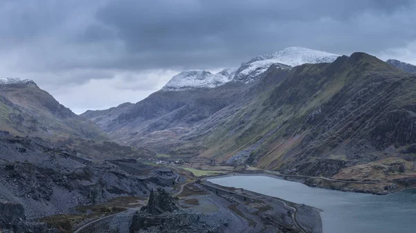 Bela imagem da paisagem de Dinorwig Slate Mine e boné de neve — Fotografia de Stock