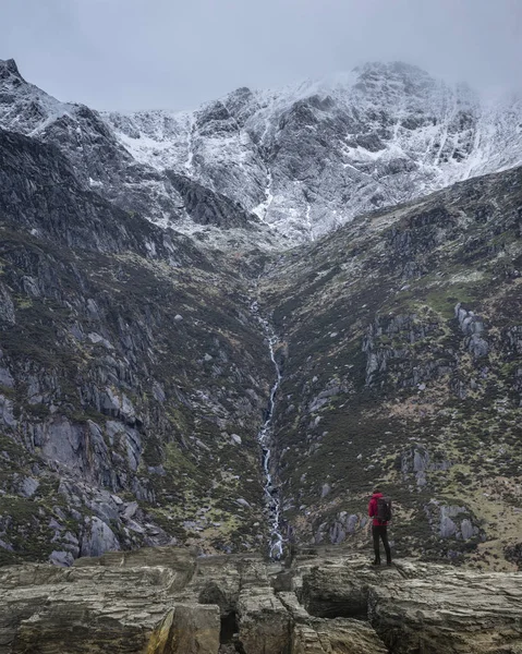 Splendida immagine paesaggistica drammatica della montagna Glyders innevata — Foto Stock