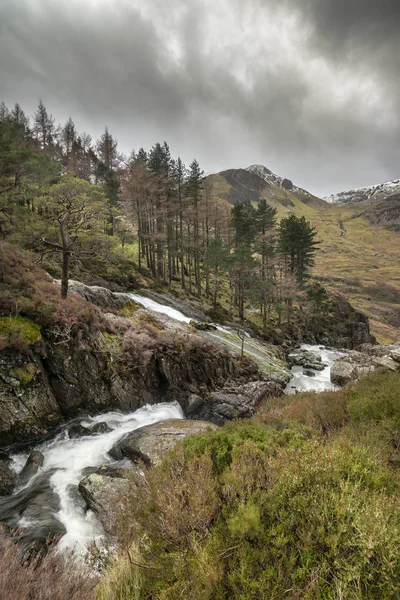 Atemberaubende Landschaft Bild des ogwen Valley Fluss und Wasserfälle du — Stockfoto