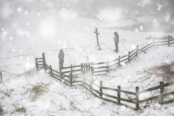 Oidentifierade vandrare i snöig Vinterlandskap bild i Peak Dist — Stockfoto