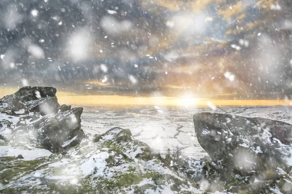 Wspaniały zachód zimowy krajobraz od góry patrząc na sno — Zdjęcie stockowe