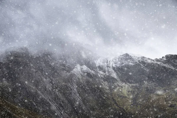 Impressionante paisagem dramática imagem de montanha Glyders nevado — Fotografia de Stock