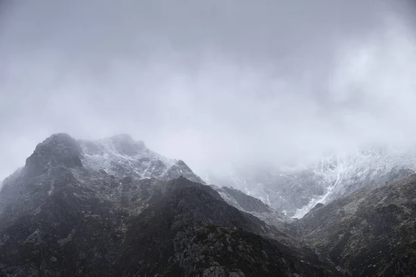 Kar kaplı Y G çarpıcı karamsar dramatik Kış manzara görüntü — Stok fotoğraf