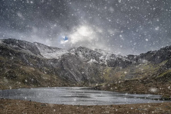 Belle image de paysage d'hiver lunatique de Llyn Idwal et casquette de neige — Photo