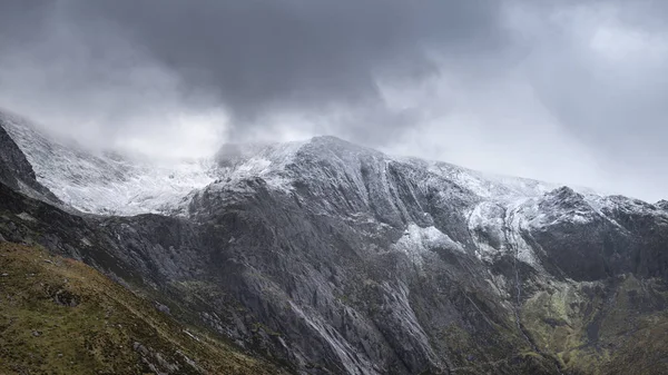 Splendida immagine paesaggistica drammatica della montagna Glyders innevata — Foto Stock