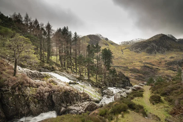 Fantastisk landskapsbild av Ogwen Valley River och vattenfall du — Stockfoto