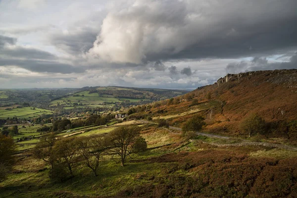 Stunning Autumn Fall landscape image of Crubar Edge in Peak Dist — Stock Photo, Image