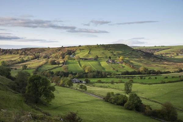 Oszałamiający krajobraz wsi Peak District o wschodzie słońca — Zdjęcie stockowe