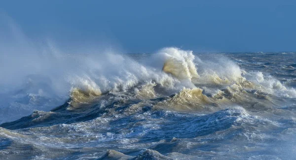 Impresionante Imagen Ola Individual Rompiendo Cresta Durante Violenta Tormenta Viento — Foto de Stock