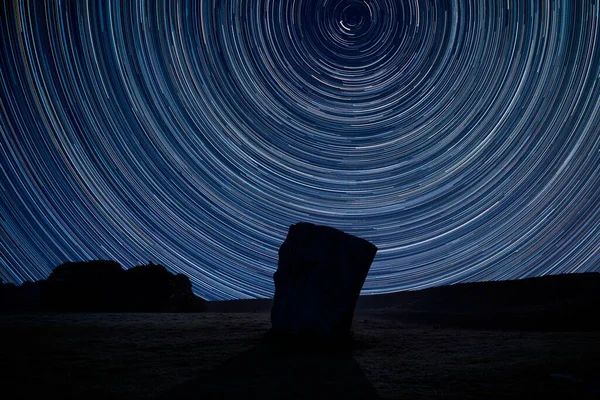 Immagine Digitale Composita Sentieri Stellari Intorno Polaris Con Bellissimo Paesaggio — Foto Stock