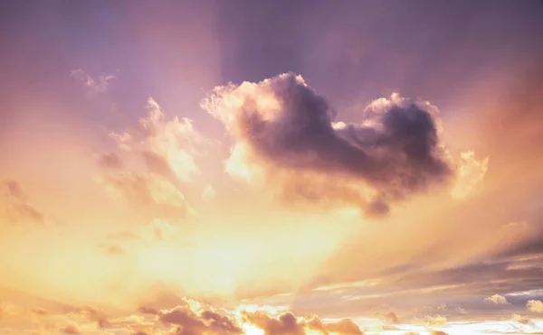 カラフルな雲と太陽の光が空全体に広がる美しい夏の日没の空 — ストック写真